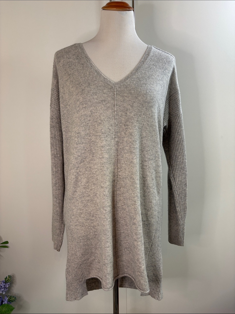 Splendid Light Gray V-Neck 100% Cashmere Sweater L